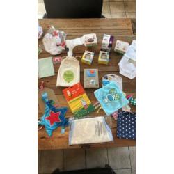 Groot babypakket spenen speeldoekjes bakjes en nog meer!