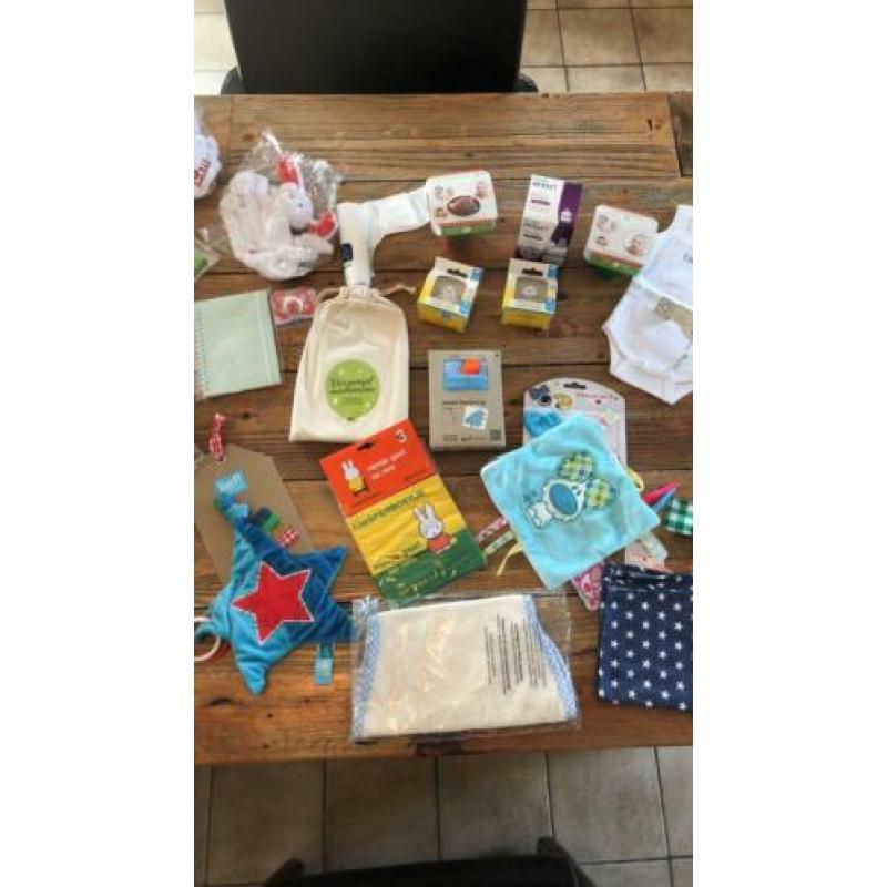 Groot babypakket spenen speeldoekjes bakjes en nog meer!