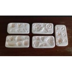 Diverse Amaco push molds, kleivormpjes