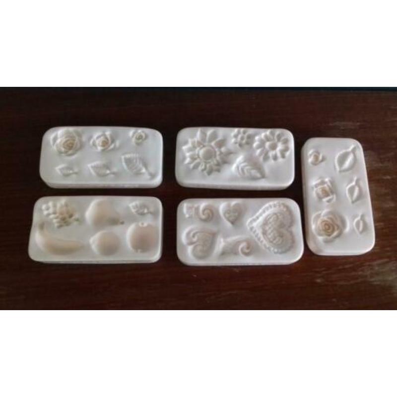 Diverse Amaco push molds, kleivormpjes