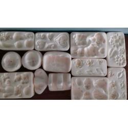 Diverse Amaco push molds, kleivormpjes