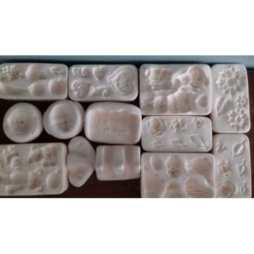 Diverse Amaco push molds, kleivormpjes