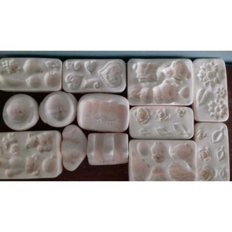 Diverse Amaco push molds, kleivormpjes
