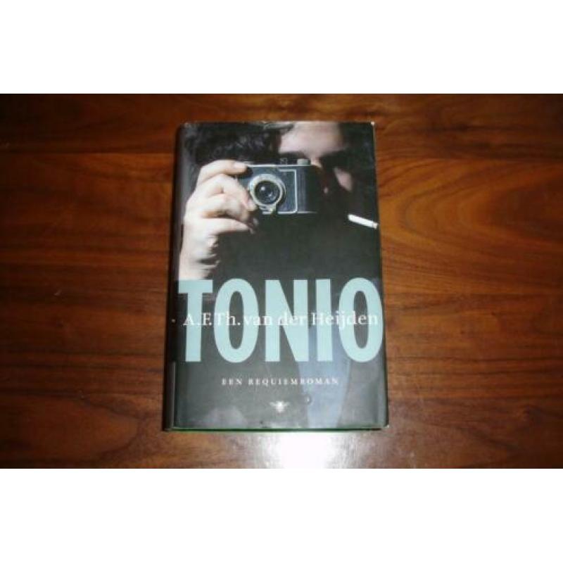 Tonio AFTh vd Heijden boek hardcover in nette gelezen staat!