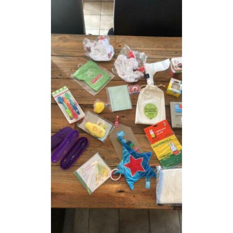 Groot babypakket spenen speeldoekjes bakjes en nog meer!