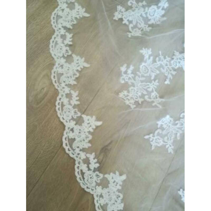 Prachtige witte sluier met kant