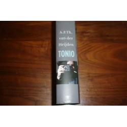 Tonio AFTh vd Heijden boek hardcover in nette gelezen staat!