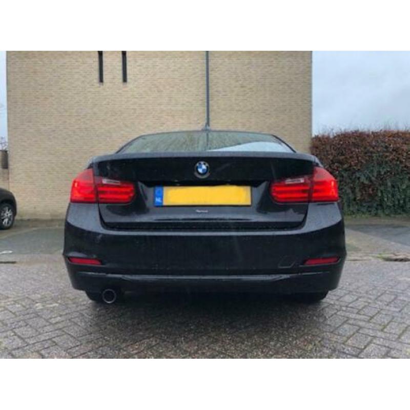 BMW320i EDE Sport Black Sapphire 2013 met 'Rot Akzhent'