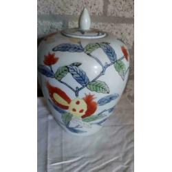 prachtige dekselpot met mooie decoratie