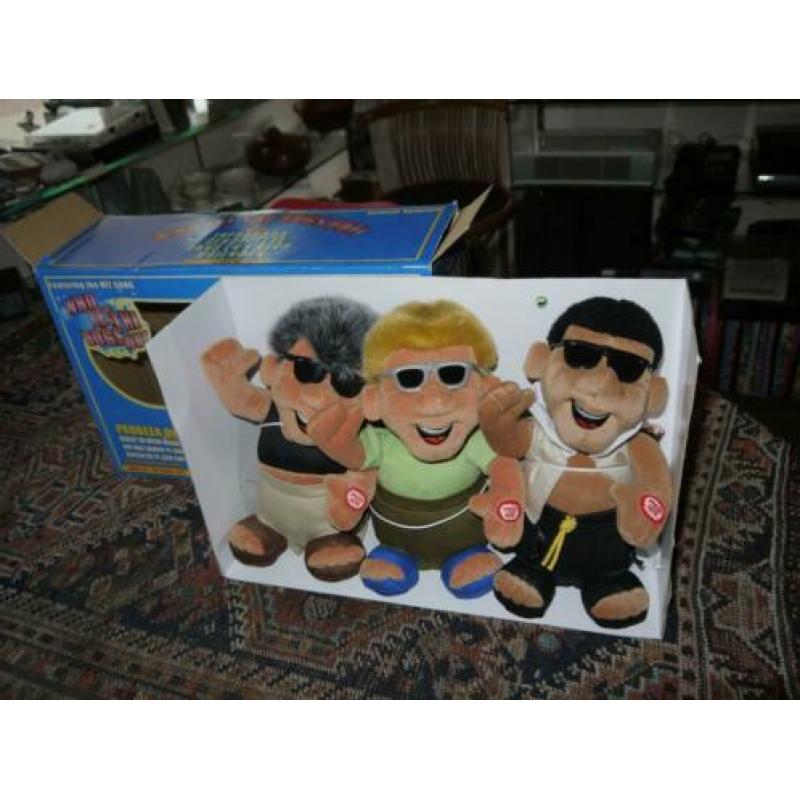 3 poppen zingen WHO LET THE DOGS OUT