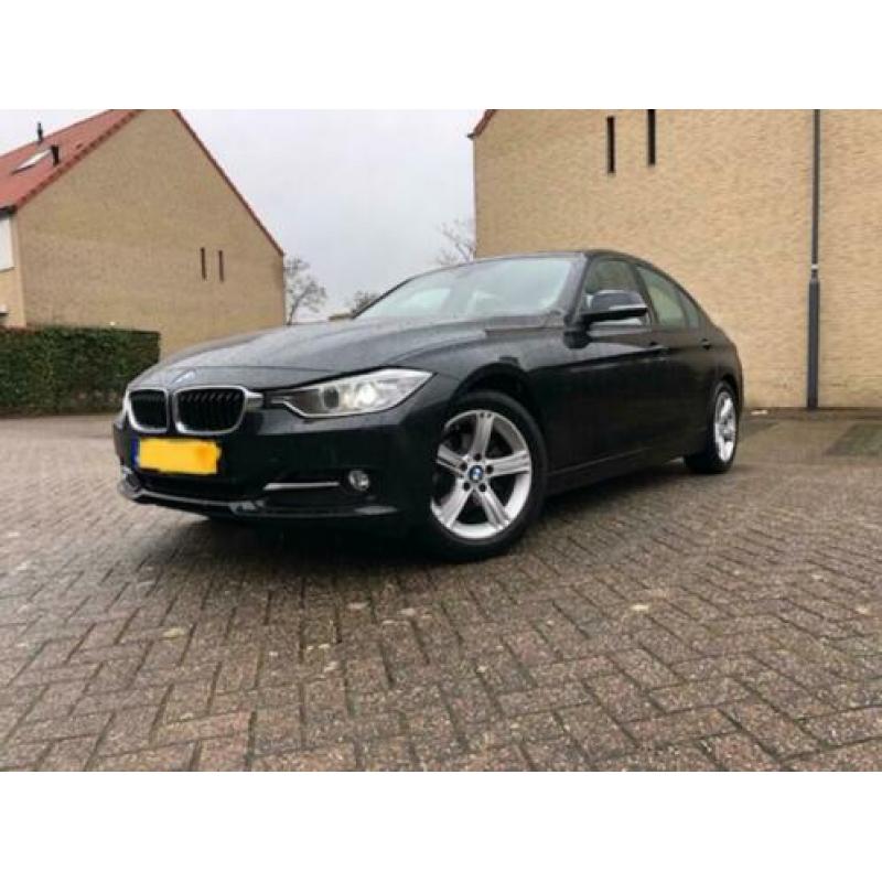 BMW320i EDE Sport Black Sapphire 2013 met 'Rot Akzhent'