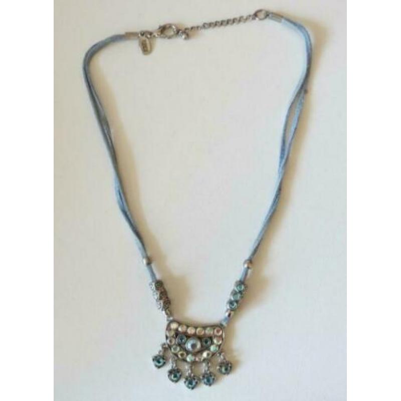 Toenga Ketting lichtblauw met strass