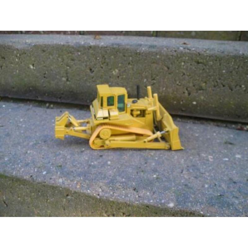 NZG Caterpillar D8N bulldozer met ripper.
