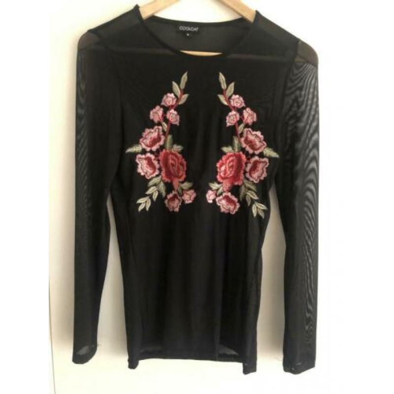 Mesh top met borduursel bloemen