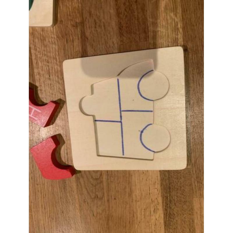 Twee houten puzzeltjes van Hema brandweerwagen en tractor