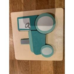 Twee houten puzzeltjes van Hema brandweerwagen en tractor
