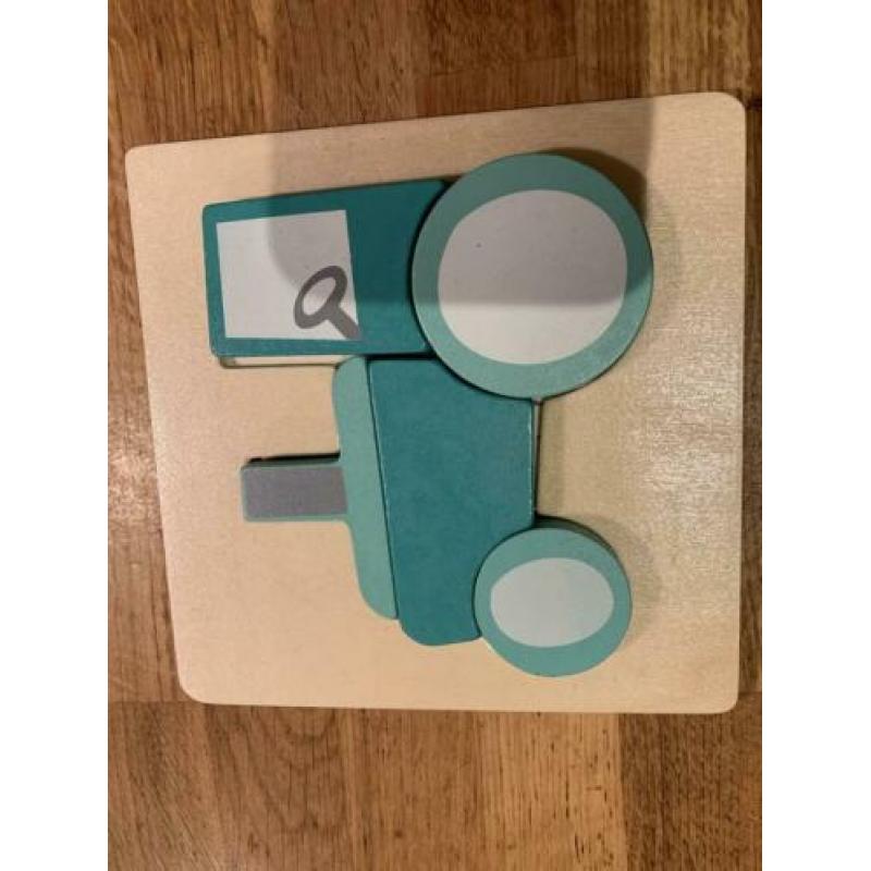 Twee houten puzzeltjes van Hema brandweerwagen en tractor