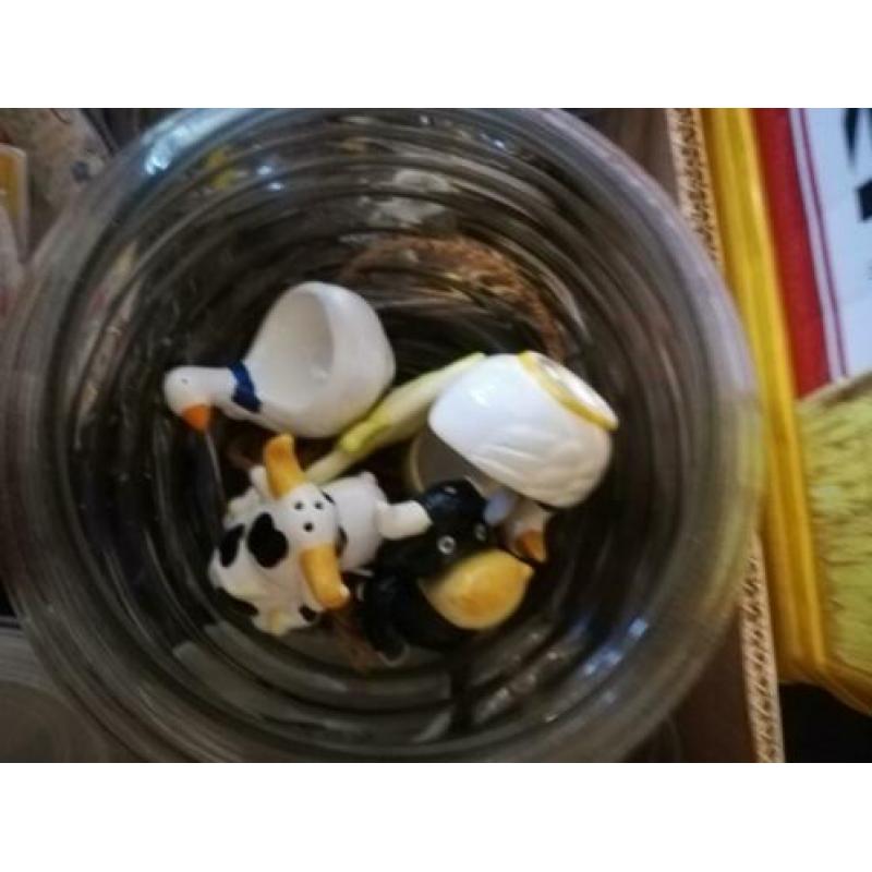 Doos met van alles wat. Ruilen voor paaseitjes.
