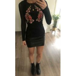Mesh top met borduursel bloemen