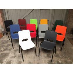 Kantinestoelen stapelstoelen voor o.a. Voetbalkantine. NIEUW