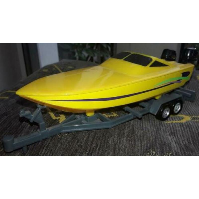 Grote gele speedboot + 2 yamaha motoren op trailer z.g.a.n