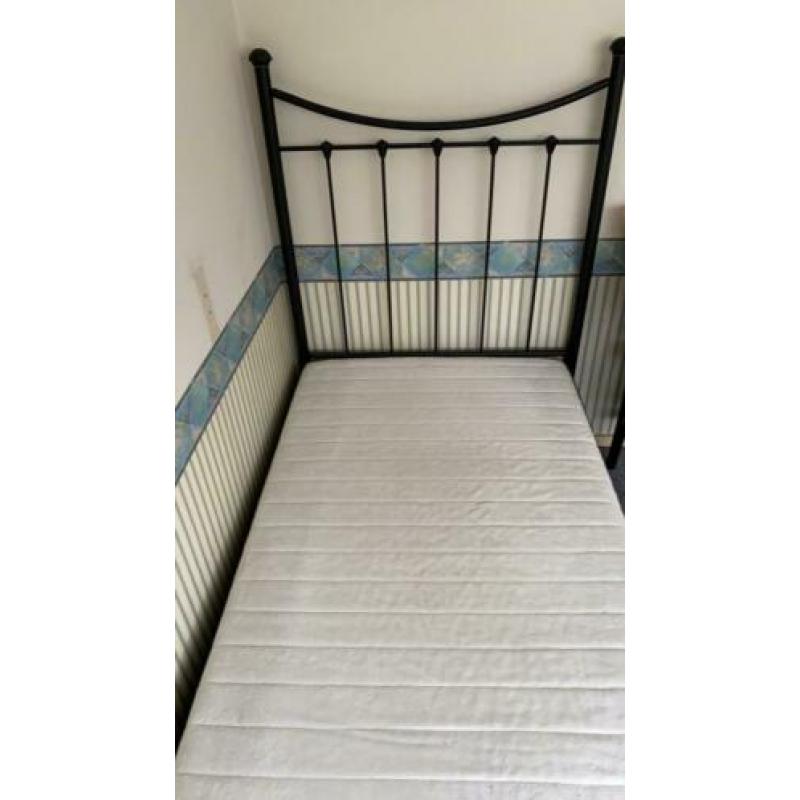 Eenpersoons bed zwart 90/200