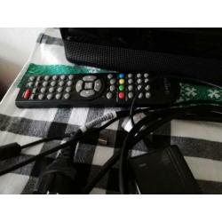 Kleine TV met ingebouwde DVD met ophangsysteem.