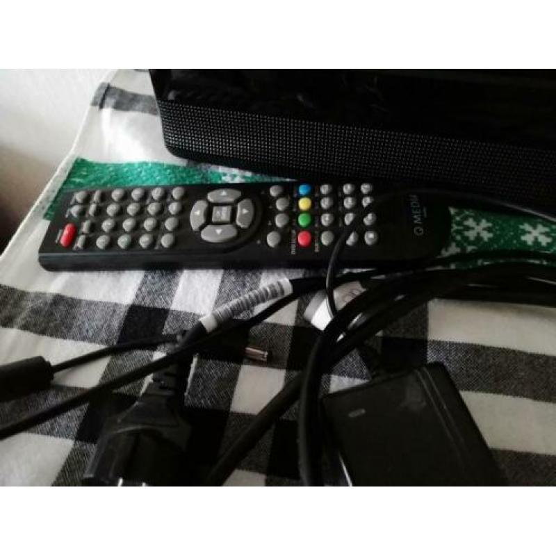 Kleine TV met ingebouwde DVD met ophangsysteem.