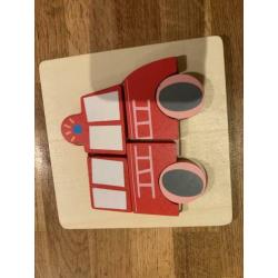 Twee houten puzzeltjes van Hema brandweerwagen en tractor