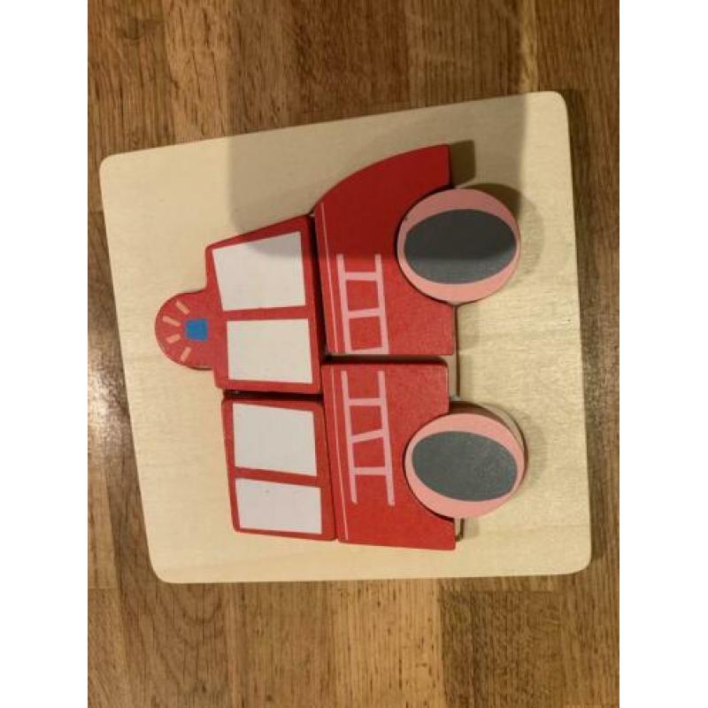 Twee houten puzzeltjes van Hema brandweerwagen en tractor