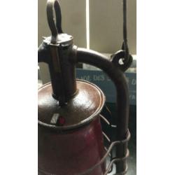 Antieke scheepslantaarn scheepslamp ijzer mt rood glazen kap