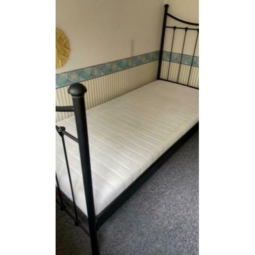 Eenpersoons bed zwart 90/200