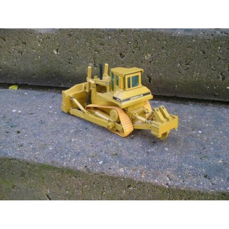 NZG Caterpillar D8N bulldozer met ripper.