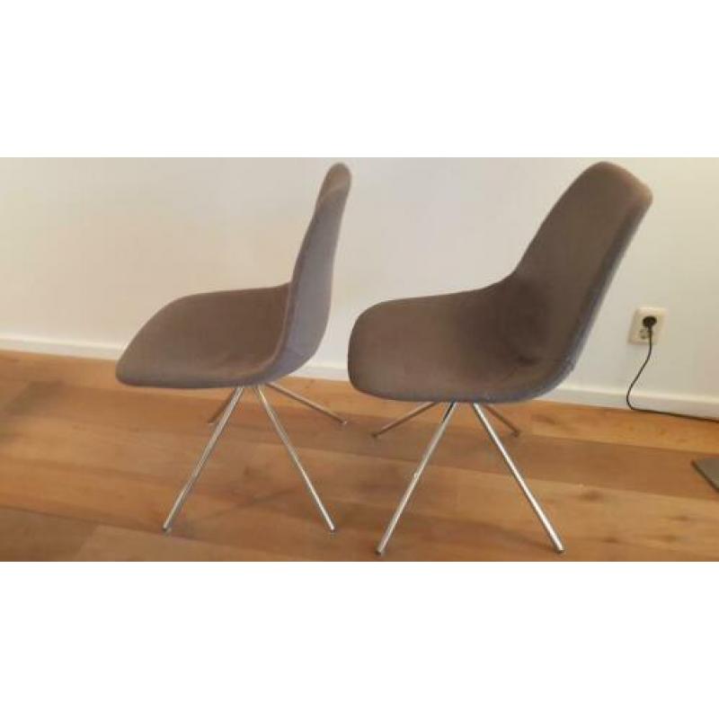 2 stoffen eetkamer stoelen van Zuiver