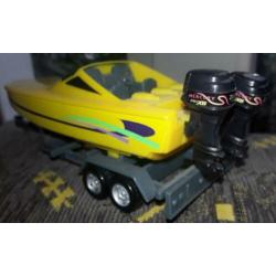 Grote gele speedboot + 2 yamaha motoren op trailer z.g.a.n