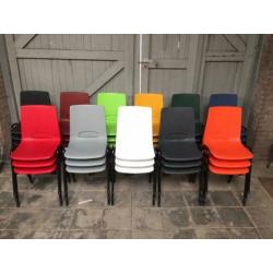 Kantinestoelen stapelstoelen voor o.a. Voetbalkantine. NIEUW