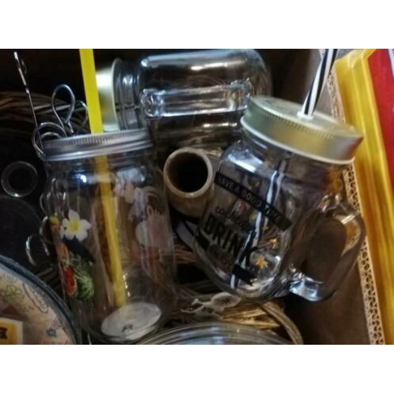Doos met van alles wat. Ruilen voor paaseitjes.