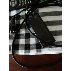 Kleine TV met ingebouwde DVD met ophangsysteem.