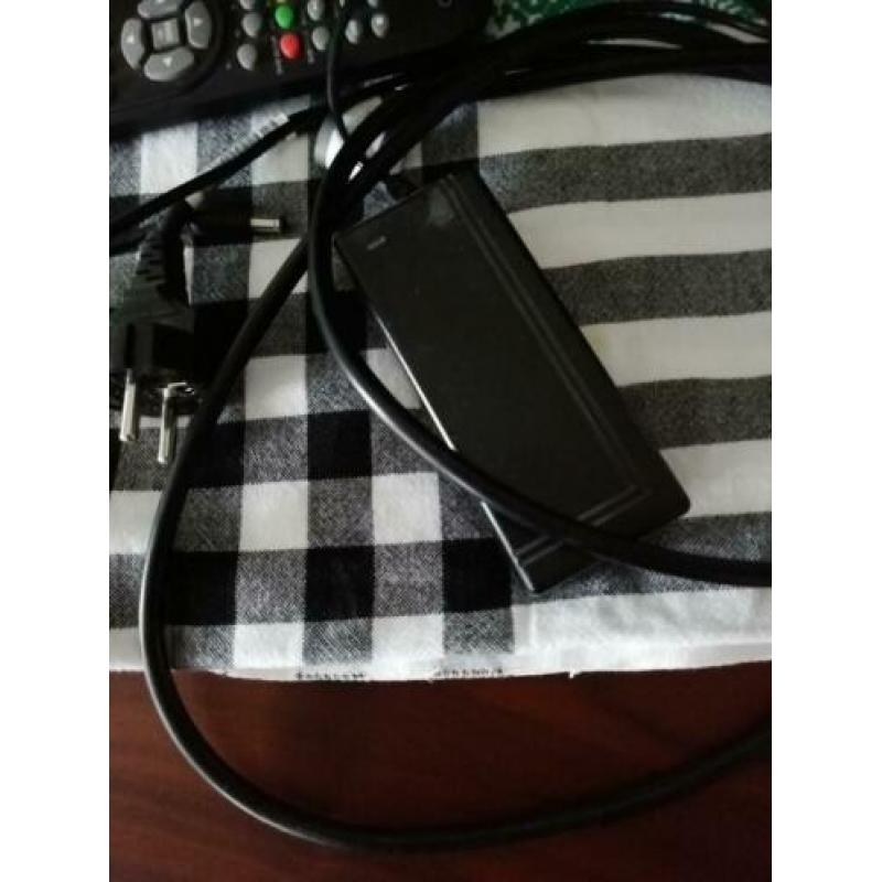 Kleine TV met ingebouwde DVD met ophangsysteem.