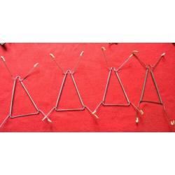 Oude en nieuwe ophangbeugels voor wandborden.