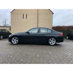 BMW320i EDE Sport Black Sapphire 2013 met 'Rot Akzhent'