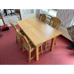 Eiken Dressoir + eiken tafel + 4 stoelen