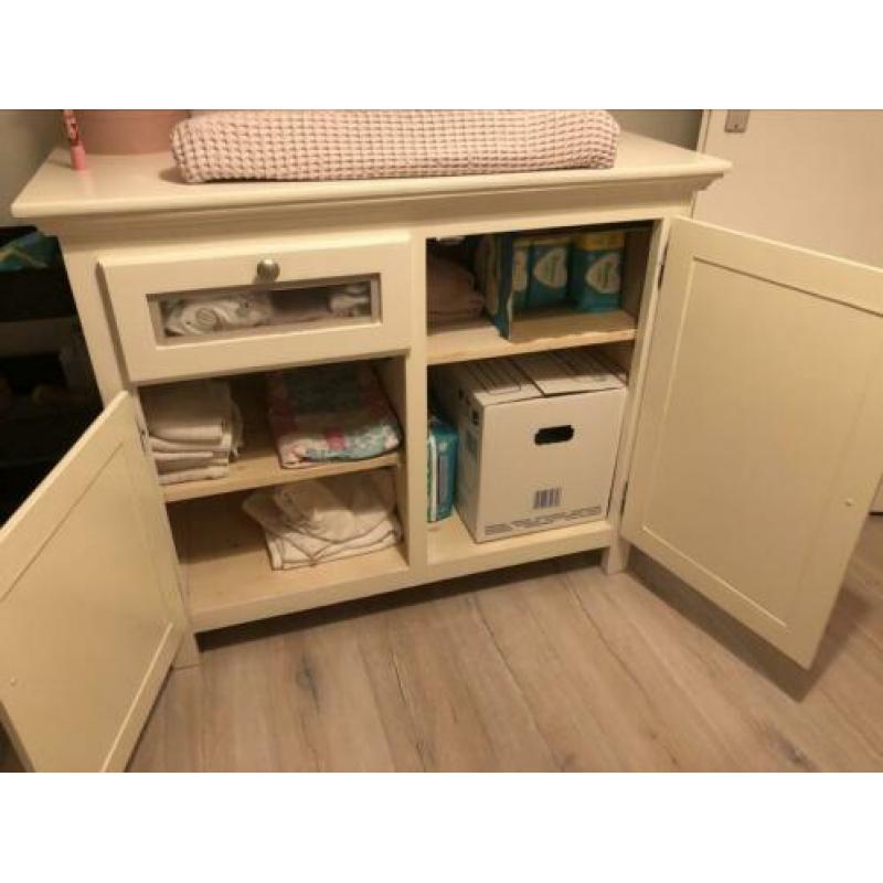 Mooie complete stevige kinderkamer