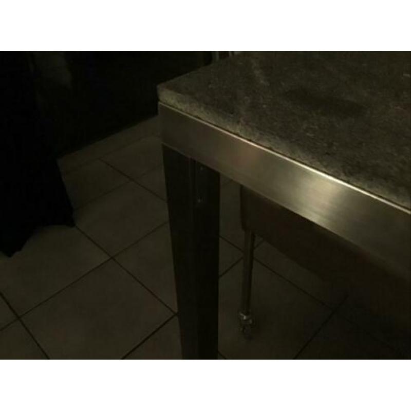 Eetkamertafel met stenen blad en rvs onderstel. 210 x 100 cm