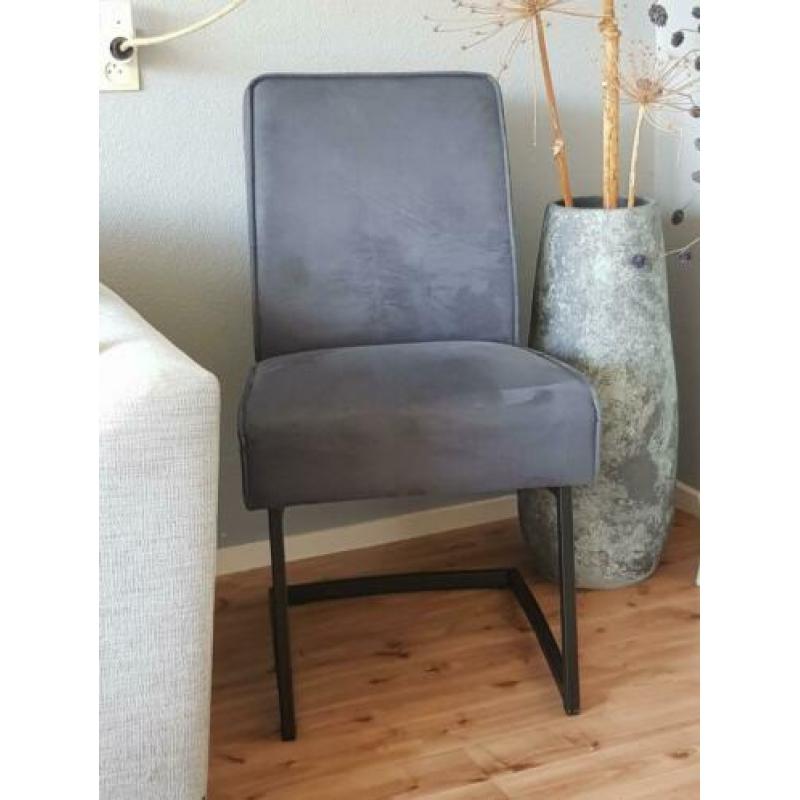 Twee eetkamerstoelen kleur blauw.