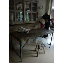 Markttafel,luiken,vacht,paspop,kastje,kist,lamp,kleding,lade
