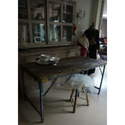 Markttafel,luiken,vacht,paspop,kastje,kist,lamp,kleding,lade