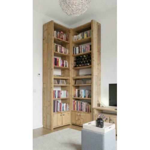 Boekenkast van gebruikt steigerhout