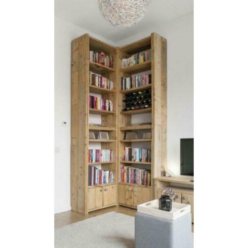 Boekenkast van gebruikt steigerhout