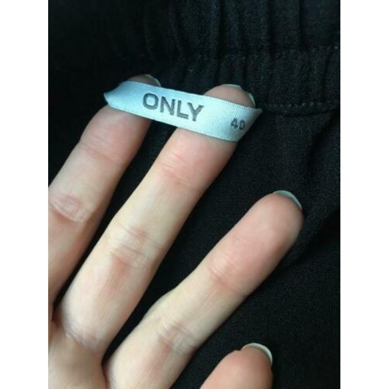 Zwarte korte broek van Only maat 40
